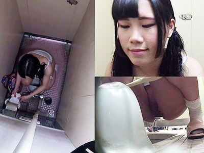 パイパンな美少女♡　和式トイレでおしっこをたっぷりとしている姿を隠し撮りされることになってしまう