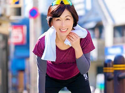 〈堀美也子〉ショートヘアーの五十路専業主婦のデビュー作品♡欲求不満なおばさんが微笑み服脱いでブラジャー見せる