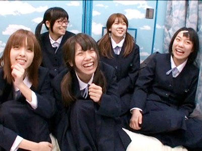 修学旅行を楽しんでいた女子校生たちがカメラの前で嬉しそうにペニスをいじりつくすことになる
