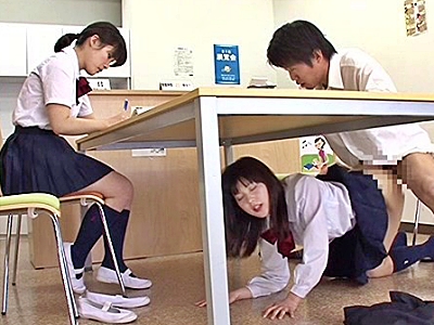 【女子校生×フェラ】机の下で行われるドキドキの三角関係！彼女に親友がテーブルの下で濃厚フェラチオ！